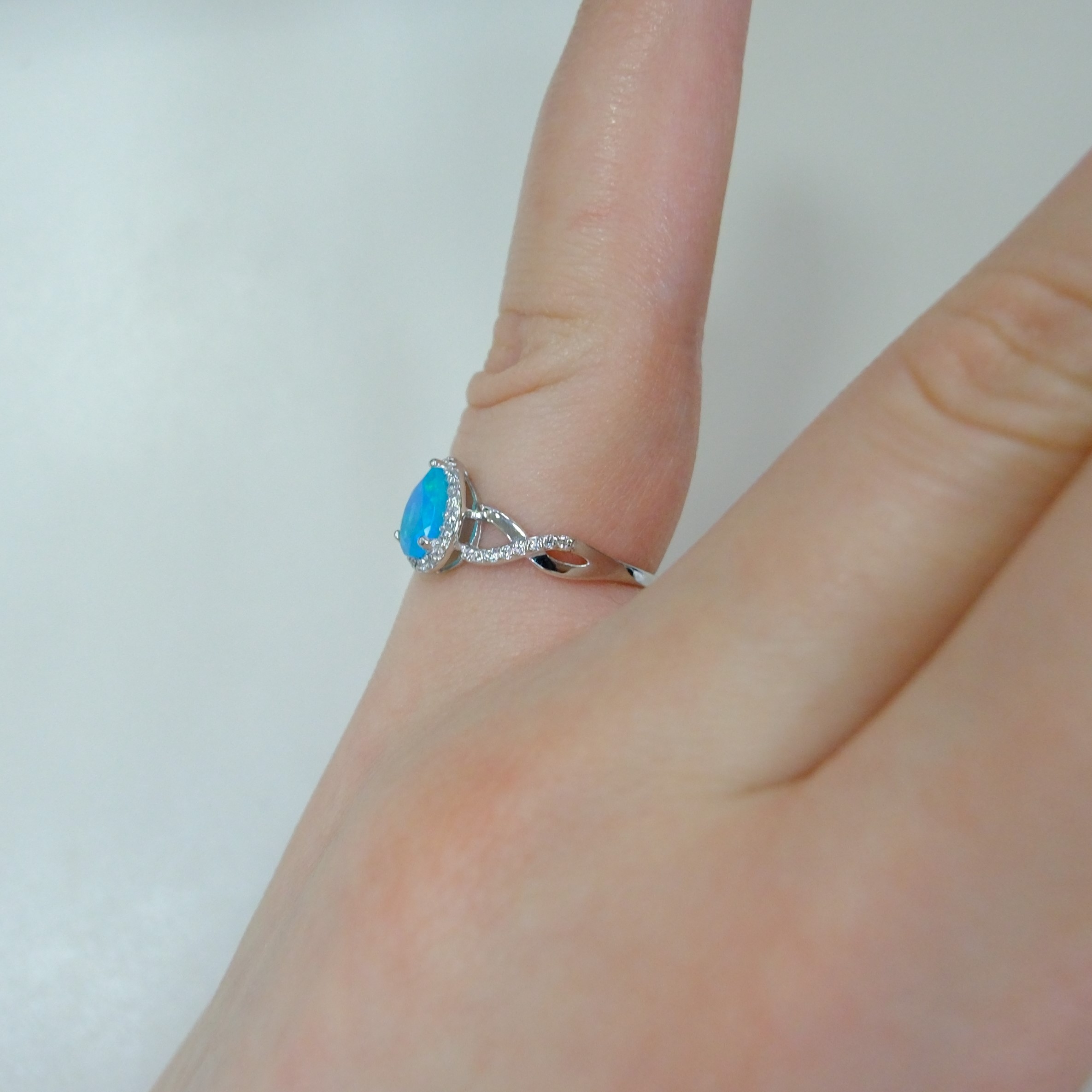 Серебряное кольцо с голубым опалом